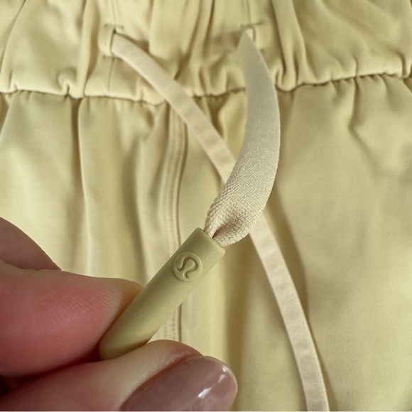Lululemon 🍋 STRETCH LUXTREME HIGH-RISE SHORT 3.5"
Prosecco - Picture 6 of 7